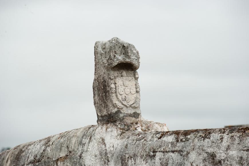 Furto do Brasão da Rainha do Cemitério Velho de Tornada
